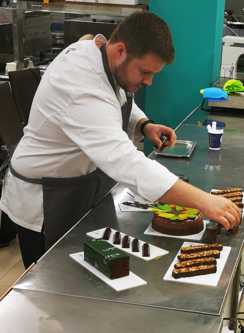 3 августа.2022г, на территории «Студии МК RATORA TRADE» состоялся самый сладкий мастер-класс этого года – «Шоколадные десерты для осенних праздников». 